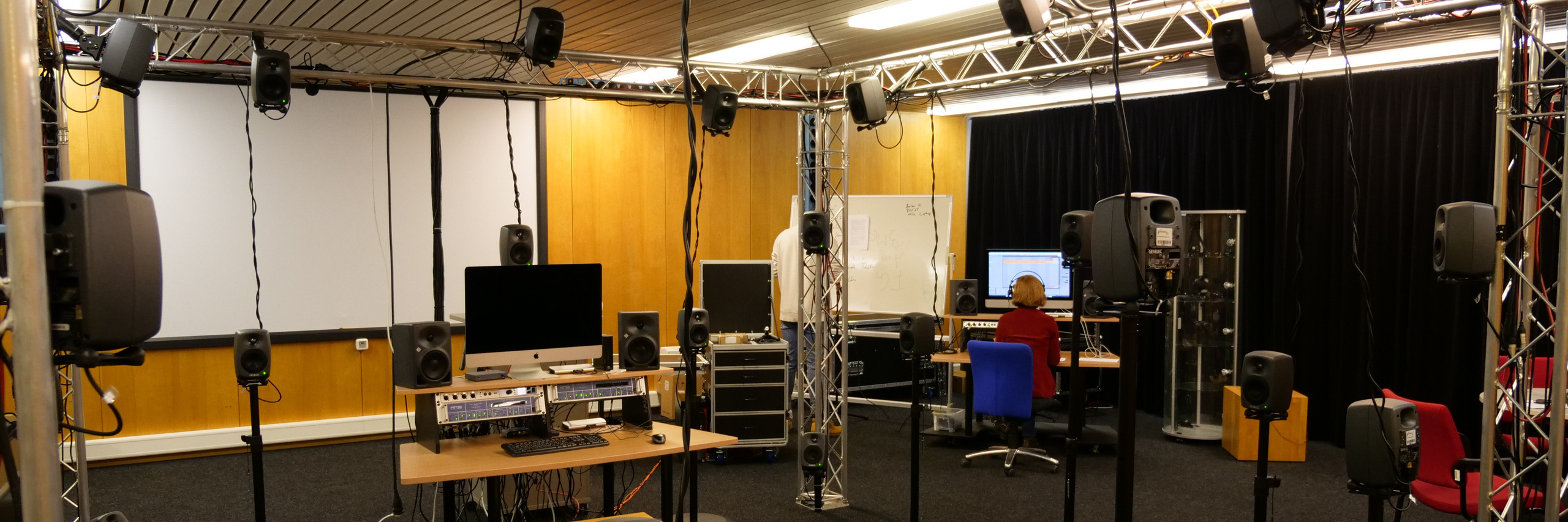 Im Media Experience Lab gibt es verschiedene Arbeitsstationen. In der Mitte ist eine ANlage zur Produktion von 3D-Audio-Projekten.