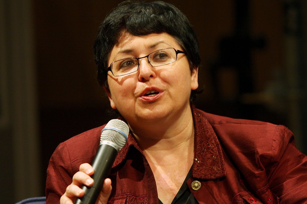 Professor Sabine Breitsameter gives a lecture with a microphone in her hand.